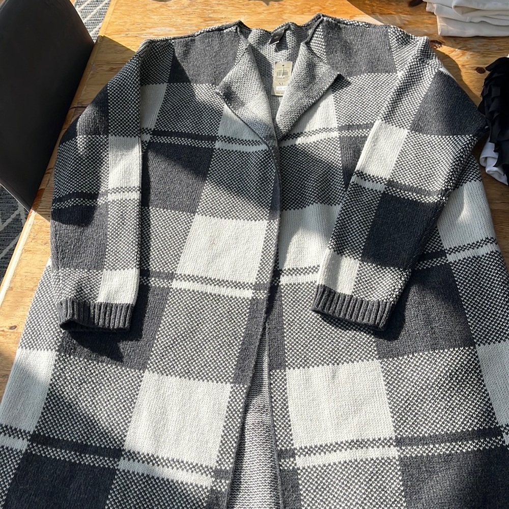 Ann Taylor sweater, never worn extra large. Has pockets.